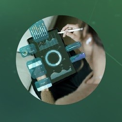 Equipo trabajando en consultoría estratégica